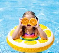 media.slide_bambina_piscina