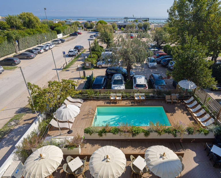 media.piscina_vista_fronte_mare