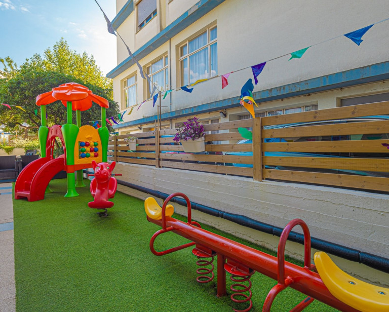 media.playground_vista_piscina