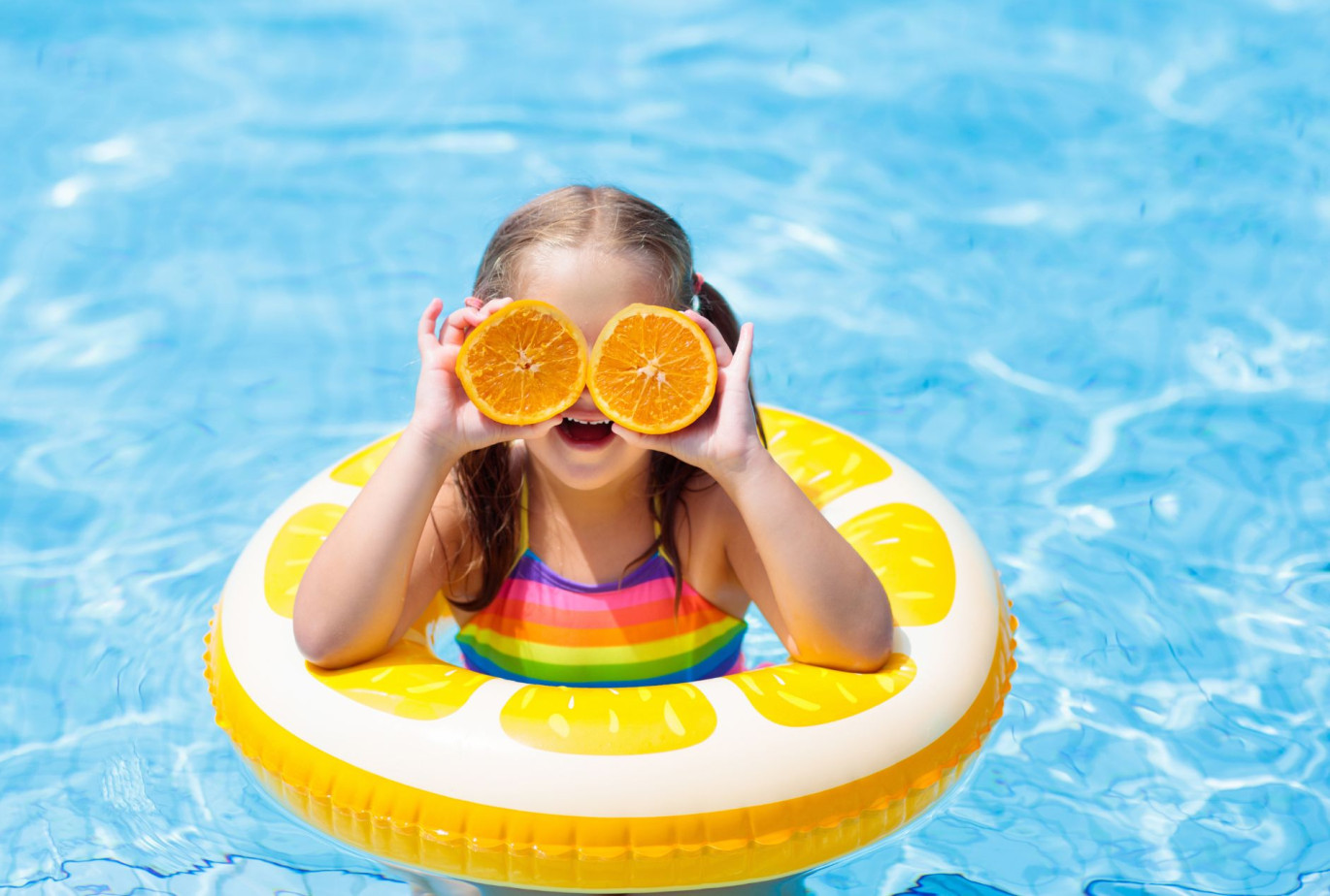 media.slide_bambina_piscina