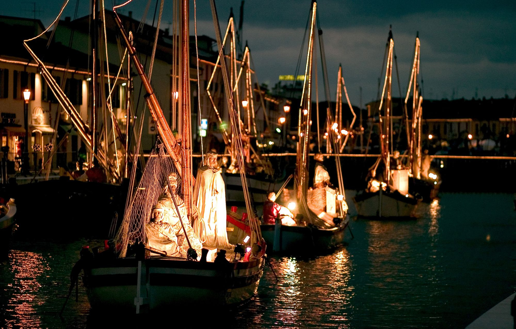 media.statue_barche_illuminate